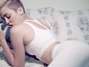 Atriz e cantora Miley Cyrus lança clipe com cenas provocantes