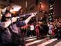 Artistas colocam heróis de quadrinhos em manifestações de SP