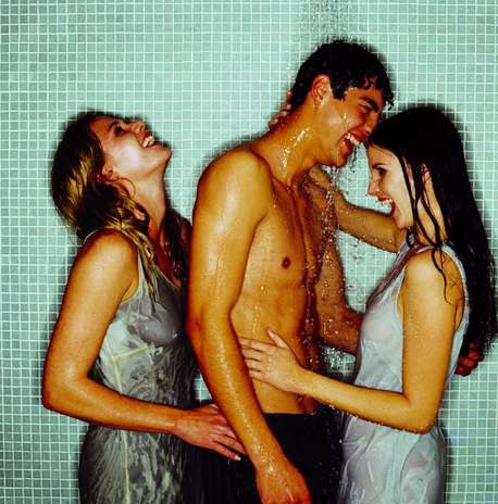 Duas mulheres e um homem: a fantasia raramente envolve o homem tocando a segunda mulher. O que ela quer é que o homem assista às duas e, depois, dê atenção somente a ela. Assim, afasta a preocupação com inveja e ciúme Foto: Getty Images