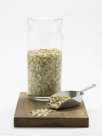 2. Aveia - Esse cereal é rico em fibras, portanto, ajuda a manter a sensação de saciedade ao longo do dia. Apenas meia xícara de aveia possui 4,6 g de amido resistente carboidrato saudável que estimula o metabolismo e queima gordura Foto: Getty Images