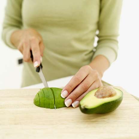 3. Abacate - O ácido oleico, composto rico em gorduras monoinsaturadas presentes no abacate, é capaz de enganar a fome. Comer até metade dessa fruta ajuda a derreter a gordura da barriga. O abacate ainda é uma fonte de fibras e proteínas Foto: Getty Images