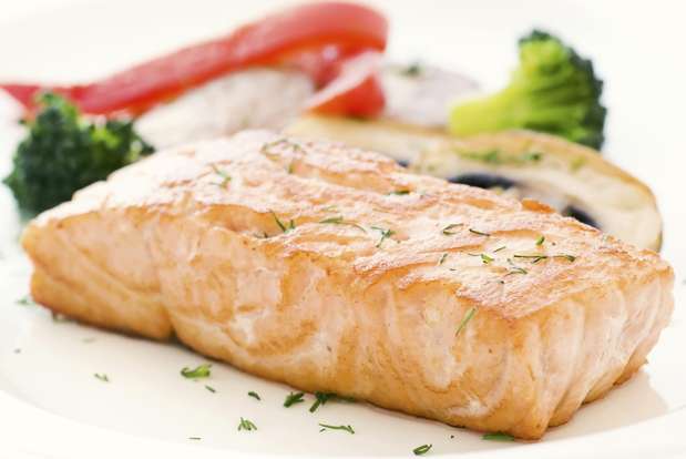 4. Salmão - A proteínas magras ajudam a pessoa a ficar mais saciada. No entanto, 50% das mulheres entre 18 e 50 não ingerem esse nutriente essencial. Ao escolher o salmão, você deixa de consumir gorduras saturadas, presentes na carne vermelha. Além disso, o peixe é rico em ômega 3 Foto: Getty Images