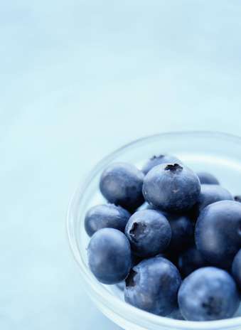5. Mirtilo - Mais famoso por seus efeitos antienvelhecimento, uma xícara de mirtilo (blueberry) possui apenas 80 calorias. A fruta também ajuda a manter o organismo saciado por mais tempo com a ingestão de 4 g de fibras Foto: Getty Images