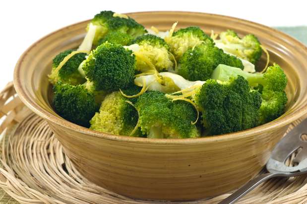 6. Brócolis - Cozido ou cru, esse vegetal é conhecido por prevenir câncer. Uma porção de brócolis tem apenas 30 calorias e ainda ajuda a combater o excesso de peso Foto: Getty Images