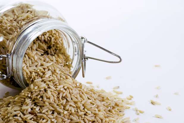 7. Arroz integral - A versão integral do grão é muito mais saudável do que o arroz branco. Uma porção de meia xícara contém 1,7 g de amido resistente, carboidrato saudável que estimula o metabolismo a queimar gorduras. Além disso, possui baixa densidade e fornece bastante energia, ou seja, ele sacia mesmo tendo poucas calorias Foto: Getty Images