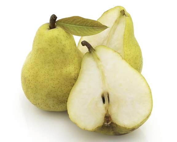 8. Pera - Uma porção dessa fruta pode fornecer até 15% da quantidade diária recomendada de fibras. Um estudo descobriu que mulheres que comeram três peras por dia, consumiam menos calorias e perdiam mais peso. Não descasque a fruta, pois é a casca que contém grande quantidade de fibras Foto: Getty Images