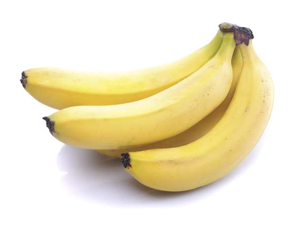 15. Banana - Essa fruta é um superalimento que ajuda no emagrecimento e é benéfica ao coração. Uma banana média um pouco mais verde é capaz de acelerar seu metabolismo devido aos 12,5 g de amido resistente, a madura contém cerca de 5 g Foto: Getty Images