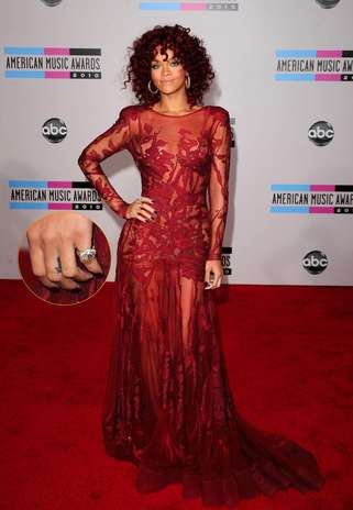 A palavra "Love" fica entre os dedos da mão de Rihanna, e quase passa despercebido Foto: Getty Images