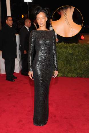 A cantora Rihanna não esconde sua paixão por tatuagens - ela tem várias espalhadas pelo corpo; nas costas, um caminho de pequenas estrelas que sobe rumo à nuca Foto: Getty Images