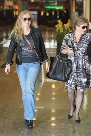 Em um passeio no shopping, Angélica apostou em um look casual e o arrematou com uma bolsa de crochê com franjas Foto: Marcus Pavão