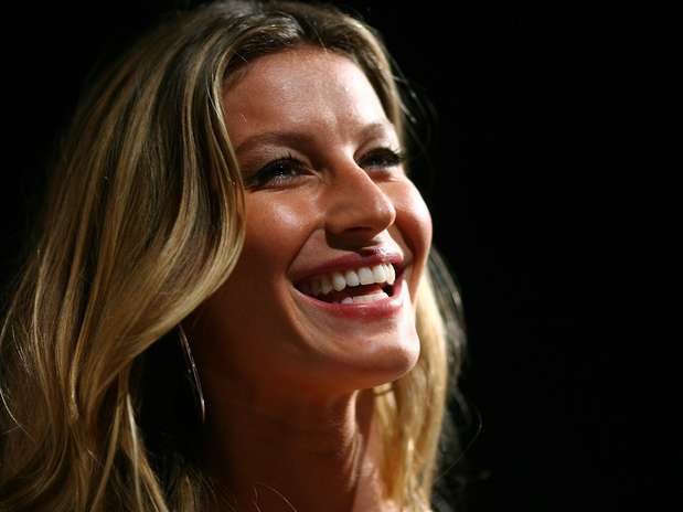 Rotina de cuidados com a pele de Gisele Bündchen começa com a limpeza do rosto e aplicação de creme diurno, mas inclui até peeling de cristal Foto: Getty Images / Terra Rotina de cuidados com a pele de Gisele Bündchen começa com a limpeza do rosto e aplicação de creme diurno, mas inclui até peeling de cristal Foto: Getty Images / Terra