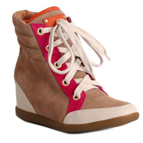 Este é o primeiro modelo desenvolvido pela grife Carmen Steffens, feito de nobuck e couro, na cor bege com detalhes em rosa e laranja. Pode ser encontrado nas lojas a partir do dia 10 de julho por R$ 499,90 Foto: Divulgação