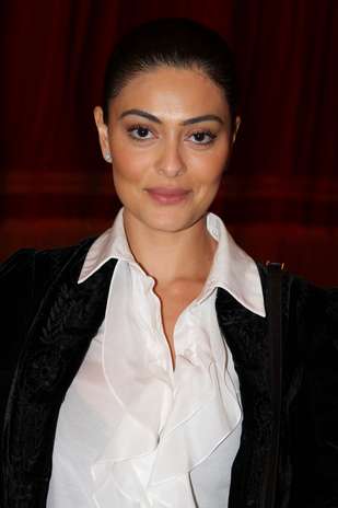 A beauty artist Penélope Beolchi, da Pink Mgt, revelou como fazer alguns makes da atriz Juliana Paes. Nesse primeiro Juliana está com visual nude e cabelos presos em um coque. Para criar esse look prepare a pele, mas deixe-a com aspecto bem natural e mantenha um pouco do brilho. Nos olhos, use sombra marrom com pouco brilho e esfume apenas nos cantos externos. Capriche na máscara para cílios. Escolha um batom cor-de-boca Foto: Agnews