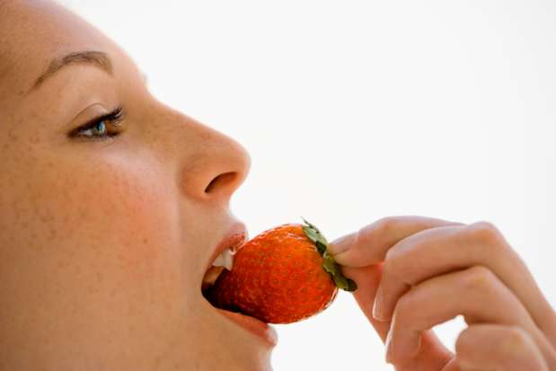 Alimentos com vitamina C: o morango, por exemplo, tem uma função antioxidante. Esse tipo de alimento ajuda na circulação e evita a dilatação dos vasos Foto: Getty Images