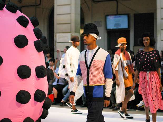 O estilista dinamarquês Henrik Vibskov fechou o segundo dia da Semana de Moda Masculina de Paris colocando uma grande língua inflada sobre a passarela Foto: Daniela Fetzner