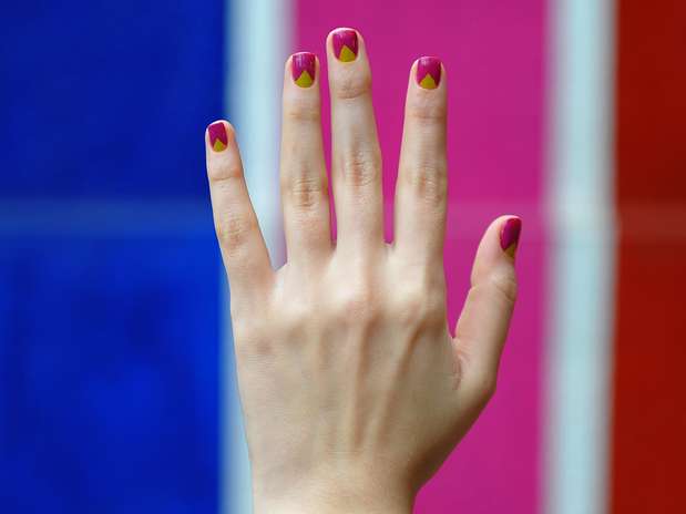 Além de ser estilosa, a unha bicolor em V também é versátil. Essa é uma ótima opção para reciclar o esmalte que já começou a lascar nas pontas das unhas Foto: Bruno Santos/Terra