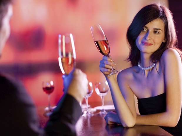 Para os homens, sexo no primeiro encontro é fácil e natural, mas nem todas as mulheres encaram o assunto dessa forma. Às vezes, o medo de se envolver e a falta de confiança falam mais alto na hora de ir para um lugar reservado com quem elas acabaram de conhecer. Isso não quer dizer, claro, que a possibilidade de “rolar algo mais” está descartada no universo feminino. “Se o cara for interessante e tiver química, por que não?”, questiona a estudante de psicologia Cláudia Carvalho Foto: Getty Images Para os homens, sexo no primeiro encontro é fácil e natural, mas nem todas as mulheres encaram o assunto dessa forma. Às vezes, o medo de se envolver e a falta de confiança falam mais alto na hora de ir para um lugar reservado com quem elas acabaram de conhecer. Isso não quer dizer, claro, que a possibilidade de “rolar algo mais” está descartada no universo feminino. “Se o cara for interessante e tiver química, por que não?”, questiona a estudante de psicologia Cláudia Carvalho Foto: Getty Images