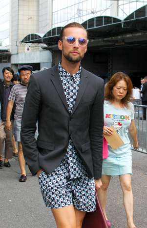 Estampa no conjunto de bermuda e camisa. O óculos redondo é outro grande hit da temporada. Foto: Daniela Fetzner / Especial para Terra