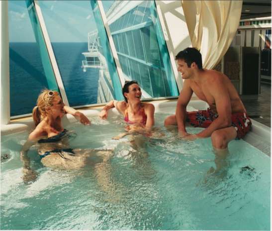 Swinger: os “swingers” são aqueles que gostam de fazer trocas em relações sexuais sem compromisso, um estilo de vida diferente, mas apreciado por numerosos casais. Os amantes dessas práticas podem curtir um cruzeiro pelo Caribe 100% swinger, partindo em 11 de novembro deste ano a bordo do Freedom of the Seas da Royal Caribbean. Os passageiros poderão curtir piscinas nudistas e grandes festas na discoteca onde tudo está liberado. A única restrição para os passageiros é de não ficarem nus enquanto o navio estiver em porto Foto: Divulgação