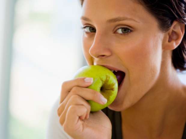 Comer moderamente não só ajuda a manter o corpo em forma, como também prolonga a vida, de acordo com nova pesquisa Foto: Getty Images