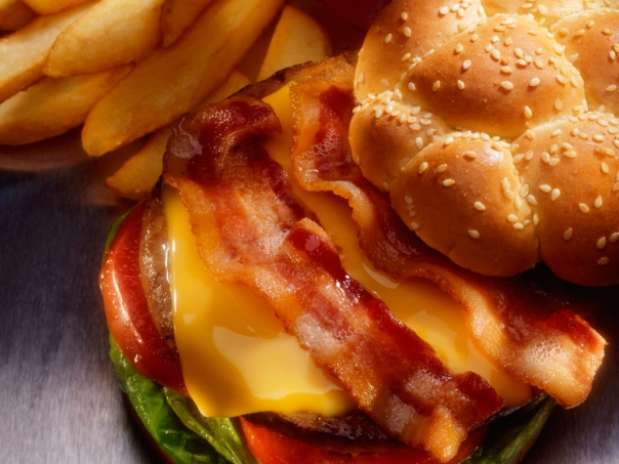 Segundo o estudo, apenas cortar os alimentos ricos em gordura saturada não elimina as chances de ter doenças coronárias Foto: Getty Images