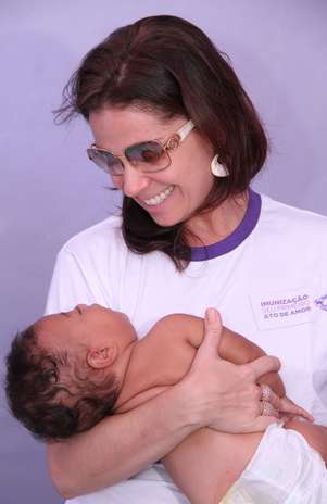 A atriz Giovana Antonelli posa com recém-nascido para a campanha Foto: roberto Filho/Agnews