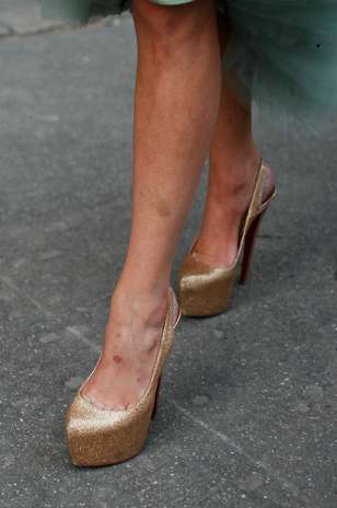 Sapato dourado se destaca pela cor Foto: Daniela Fetzner