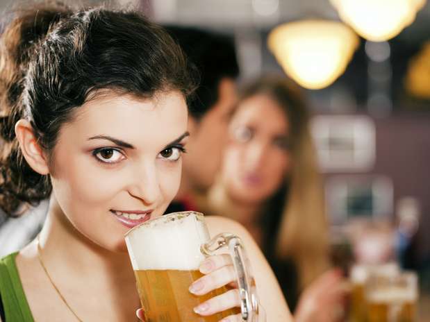 Quase dois terços das pessoas ingerem álcool para relaxar após um dia estressante Foto: Getty Images
