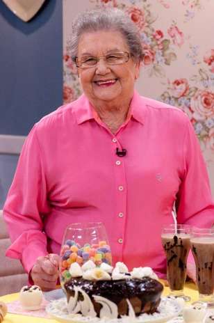 Palmirinha Onofre comemora a volta às telinhas e põe a mão na massa no primeiro episódio do novo Programa da Palmirinha, que estreia no próximo dia 11, às 22h, pelo canal pago BemSimples Foto: Divulgação