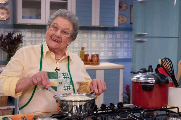 Depois, já na cozinha, a culinarista prepara suas delícias e conta com a parceria de Guinho, que a ajuda a passar a receita e nos momentos em que as palavras fogem Foto: Divulgação