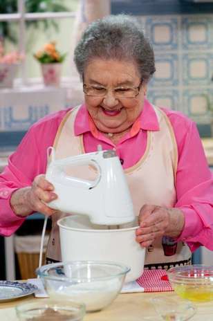 "Um dia, uma delas mudou de horário, e a diretora me disse 'se a senhora não comprar o uniforme, sua filha não entra amanhã'". Preparar a delícia e vender de porta em porta foi a saída. Palmirinha encerra a conversa dizendo que este "sonho se tornou realidade", e aconselhando as telespectadoras a fazerem também para ganhar dinheiro ou simplesmente para um bom café da tarde com a vizinha Foto: Divulgação