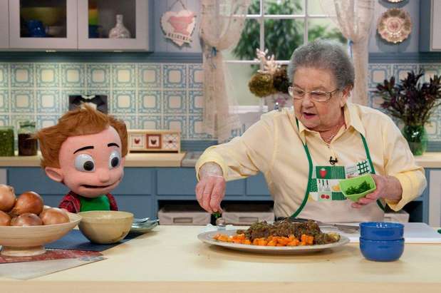 O último quadro também é novidade, quando a apresentadora e seu boneco dão dicas básicas de Internet. Na primeira edição, Guinho explica o que é uma "webcelebridade", mostrando na sequencia vários vídeos engraçados com a Palmirinha Foto: Divulgação