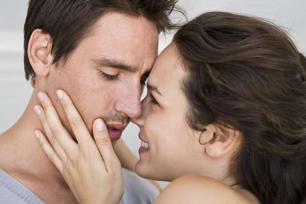 Beijar aumenta a imunidade: você já deve imaginar que, quando beija alguém, também troca alguns germes com essa pessoa. Os pesquisadores acreditam que isso pode aumentar a imunidade. Claro que esse fluxo de saliva tem limite. A dica não é válida para mulheres grávidas ou parceiros com herpes e problemas graves Foto: Getty Images
