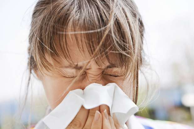 Beijar pode diminuir sintomas de alergias: se você tem alergias sazonais, talvez seja uma boa ideia passá-la com um beijo. Segundo um estudo japonês, casais que se beijaram por mais de 30 minutos apresentaram menores níveis de IgE específica, uma proteína que desencadeia sintomas de alergia como espirros Foto: Getty Images