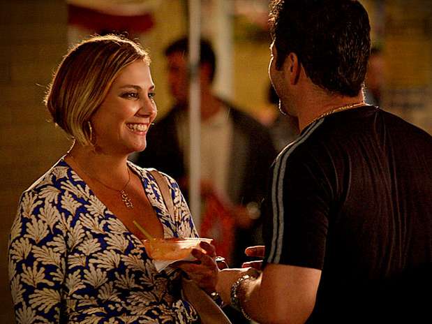 O vestido azul usado pela personagem Monalisa (Heloisa Périssé) em Avenida Brasil é da estilista Diane Von Furstenberg, disponível na Via Flores Multimarcas. Preço: R$ 966. Informações: (21) 2249-7145/7910 Foto: Divulgação