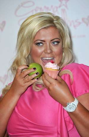 Para o evento, Gemma usou um vestido pink, que marcava a cintura Foto: Getty Images Para o evento, Gemma usou um vestido pink, que marcava a cintura Foto: Getty Images