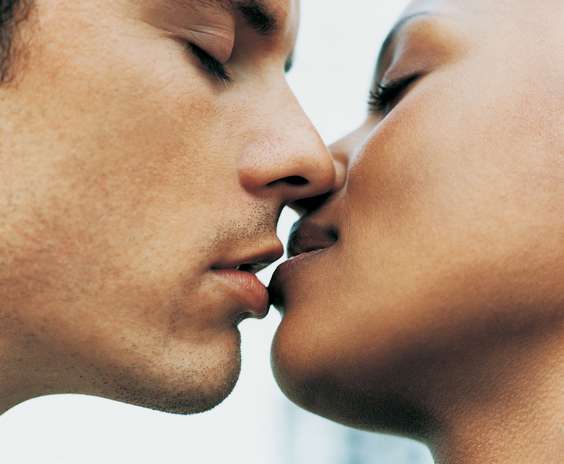 Beijar é bom, mas nem sempre. Um beijo sem encaixe, com falta de vontade, gosto estranho ou até mesmo rápido demais causa má impressão e pode fechar portas para um próximo encontro. Afinal, será que depois de uma experiência ruim elas dariam uma segunda chance ou sentiriam vontade de algo mais? Para responder essas perguntas, o Terra conversou com algumas mulheres e descobriu o que faz um beijo ser decepcionante Foto: Getty Images