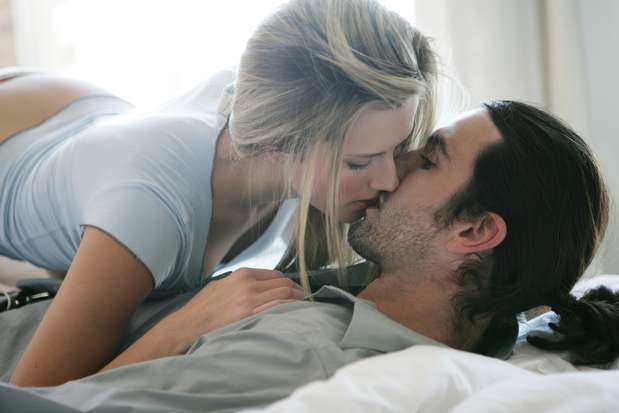 O pior é quando o homem tem tudo para ser ideal, mas na hora do beijo mostra o contrário. Foi o que aconteceu com a publicitária Regiane Del Comuni, que não suporta gosto de bebida e cigarro durante o beijo. "Ele tinha um bom papo, um bom entrosamento, mas parecia que eu estava beijando alguém vazio e sem vontade". Persistente, ela ainda deu uma segunda chance, mas quando viu que nada ia mudar, desistiu e partiu para outra Foto: Getty Images