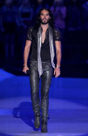 O ator Russell Brand é um dos adeptos da moda das calças justissímas ao corpo Foto: Getty Images O ator Russell Brand é um dos adeptos da moda das calças justissímas ao corpo Foto: Getty Images