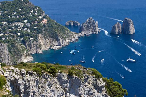 Capri: ilha italiana localizada no golfo de Nápoles, Capri é conhecida por suas belas praias e vilas floridas. Os visitantes não podem deixar de conhecer a Grotta Azzurra, uma gruta com água azul cristalina, os Il Faraglioni, duas maiores formações rochosas da ilha, e a Escadaria Romana construída em pedra que leva até o mar Foto: Getty Images