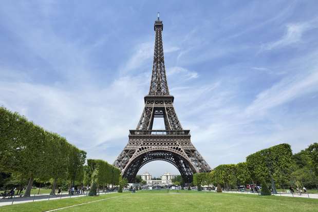 Paris: a capital francesa chama atenção por sua arquitetura, gastronomia e o clima de romantismo, que atrai casais o ano todo. Entre os pontos turísticos indispensáveis, estão a Torre Eiffel e o Museu Do Louvre, onde fica o famoso quadro de Monalisa, feito por Leonardo da Vinci. A cidade ainda tem outras atrações como o Arco do Triunfo, catedral de Notre-Dame e a movimentada Avenida Champs-Elysees, repleta de lojas de grife para quem gosta de fazer compras Foto: Getty Images