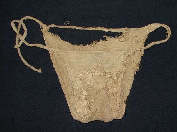 Apesar do estado do tecido, pode-se concluir que uma das calcinhas encontradas, com tiras para amarrar nas laterais, lembra os biquínis atuais