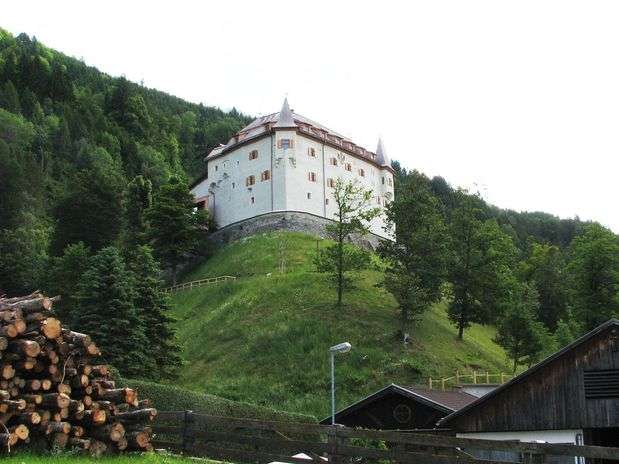 As roupas de baixo estavam entre quase três mil fragmentos de peças e escombros encontrados no castelo de Lengberg durante recentes reformas