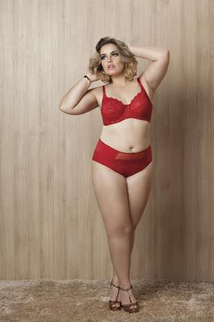 Os modelos de cintura alta predominam entre as calcinhas da coleção, que também traz biquínis em tecidos leves e tons vibrantes Foto: Divulgação