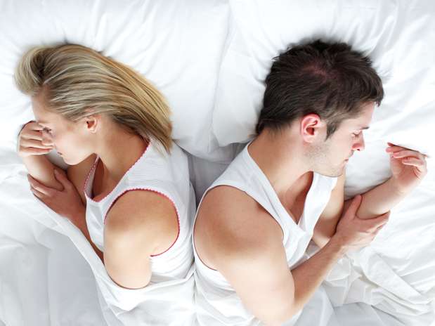 Invente uma doença: as mulheres sempre usam doenças falsas, como dor de cabeça ou no estômago, como desculpa para deixar de fazer sexo. Por que você não pode fazer o mesmo? Se preferir dormir, assistir futebol ou fazer qualquer outra coisa que não sexo, invente uma desculpa parecida ou boceje a cada dois minutos para que ela pare de investir. Se não for suficiente, vá ao banheiro e faça barulhos e gemidos como se estivesse com dor de barriga. Em pouco tempo, ela vai desistir, virar para o lado e dormir Foto: Getty Images Invente uma doença: as mulheres sempre usam doenças falsas, como dor de cabeça ou no estômago, como desculpa para deixar de fazer sexo. Por que você não pode fazer o mesmo? Se preferir dormir, assistir futebol ou fazer qualquer outra coisa que não sexo, invente uma desculpa parecida ou boceje a cada dois minutos para que ela pare de investir. Se não for suficiente, vá ao banheiro e faça barulhos e gemidos como se estivesse com dor de barriga. Em pouco tempo, ela vai desistir, virar para o lado e dormir Foto: Getty Images