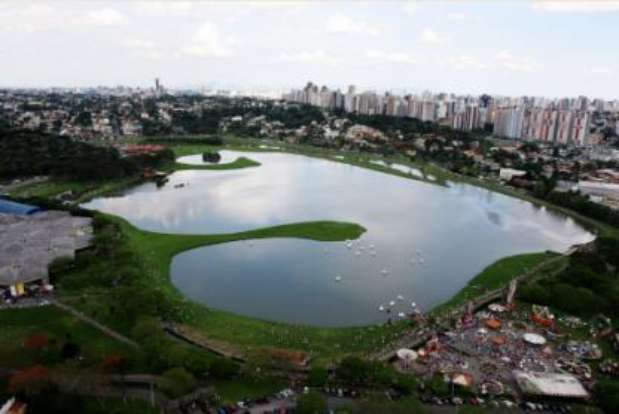 Parque do Barigui, Curitiba, PR: este é dos maiores e o mais frequentados parques de Curitiba. Em uma área de 1,4 milhão de metros quadrados, O Parque Barigüi possui equipamentos de ginástica, sede campestre, churrasqueiras, restaurante, canchas poliesportivas, quiosques, Museu do Automóvel, Estação Maria Fumaça, parque de exposições, parque de diversão, pista de bicicross e aeromodelismo. No parque ainda é possível ver capivaras, socós, garças, gambas, tico-ticos, gansos. Se você quiser conhecer Curitiba do alto, no parque você pode alugar um helicóptero e sobrevoar a cidade Foto: Divulgação