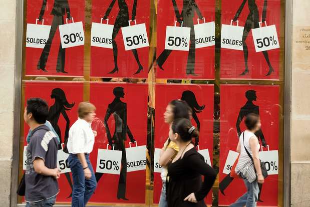 Paris, França: capital da França, Paris é também uma referência mundial quando o assunto é moda. A avenida dos Champs Elysées e as Galeries Lafayette são os pontos prediletos do turistas na hora de fazer compras. Lá, encontram produtos das principais grifes locais, como Dior, Hermès, Chanel e Gaultier. Na Rue de Sèvres, o Bon Marché é uma exclusiva loja de departamento com roupas e acessórios das marcas mais conhecidas. Para encontrar roupas de design de jovens criadores, além de produtos vintage, o melhor lugar a percorrer é o descolado bairro do Marais, situado entre a praça de Bastille e o Hôtel de Ville. Quem quiser aproveitar os melhores preços deve encarar o frio do inverno europeu: é entre meados de janeiro e fevereiro, quando ocorrem as