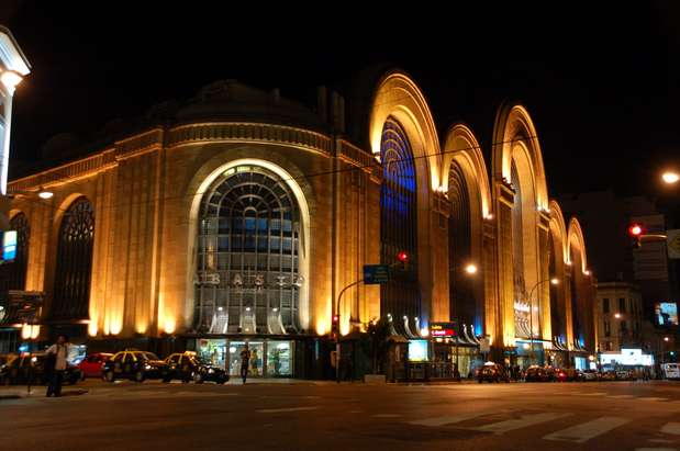Buenos Aires, Argentina: foram-se os tempos em que Buenos Aires oferecia preços super baratos que faziam a alegria dos turistas brasileiros. No entanto, a qualidade das lojas e produtos continua a mesma. Centros de compras, como o Shopping Abasto, o Patio Bullrich e Alto Palermo, oferecem lojas nacionais com roupas elegantes e os acessórios de couro, como botas, bolsas e cintos, especialidades do país. A Avenida Santa Fé tem numerosas opções de lojas variadas com preços acessíveis e o luxuoso bairro de Recoleta é o melhor para encontrar produtos de grifes como Armani e Cartier, em lojas situadas principalmente na Avenida Alvear. Palermo é o point das lojas moderninhas e descoladas e a Avenida Córdoba é onde ficam os outlets de marcas nacionais e internacionais Foto: Divulgação