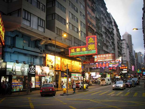 Hong Kong: Hong Kong oferece aos seus visitantes muito mais do que eletrônicos modernos. A ilha tem shoppings center enormes, lojas de designers locais, como Vivienne Tam e Walter Ma, e mercados nas ruas de Li Yuen. O tradicional Stanley Market vende diferentes produtos artesanais, como vasos de porcelana e produtos de seda, enquanto a área de Causeway Bay é muito popular entre turistas por suas lojas. A região de Admiralty é conhecida pelas roupas de grife e por ter o Pacific Place, shopping-center mais importante de Hong Kong.  Entre julho e setembro, as vendas promocionais podem oferecer descontos de até 90% Foto: Divulgação