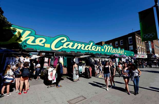 Londres, Inglaterra: das lojas descoladas de Covent Garden às barracas de roupas alternativas em Camden Town, a moda faz parte da vida de Londres. Oxford Street, no centro da cidade, tem mais de trezentas lojas e outlets, além da famosa loja de departamentos Selfridges. New Bond Street, Old Bond Street e Mayfair, entre Oxford Street e Picadilly, têm bons preços em marcas de luxo, como Burberry, Louis Vuitton e Tiffany. A mítica e exclusiva loja de departamentos Harrods é um ponto de passagem que não pode ficar de fora do roteiro de nenhum viciado em compras, que precisa conhecer os mais de 20 mil m² distribuídos em cinco andares no centro da cidade, repletos de produtos variados. Tradição britânica, o boxing day ocorre todo dia 26 de dezembro e é quando as lojas arrematam seus estoques com preços imbatíveis, fazendo com que comprar vire uma luta para ver que consegue a melhor pechincha Foto: Divulgação